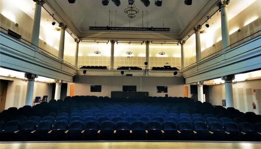 Puste fotele w Teatrze Miejskim w Gliwicach czekają na widzów. Sprawdź repertuar i zarezerwuj bilety na nadchodzące wydarzenia!