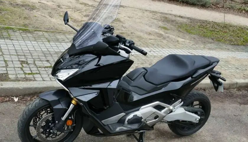 Honda Forza 750 negra, lista para alcanzar su velocidad máxima en cualquier camino.