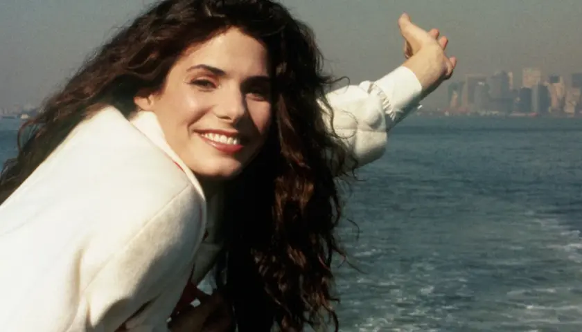 Sandra Bullock, uśmiechnięta na tle miasta, wygląda na młodą. Ile lat ma Sandra Bullock?