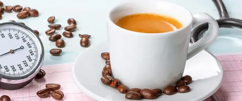 O ile kawa podnosi ciśnienie i jak to wpływa na zdrowie?