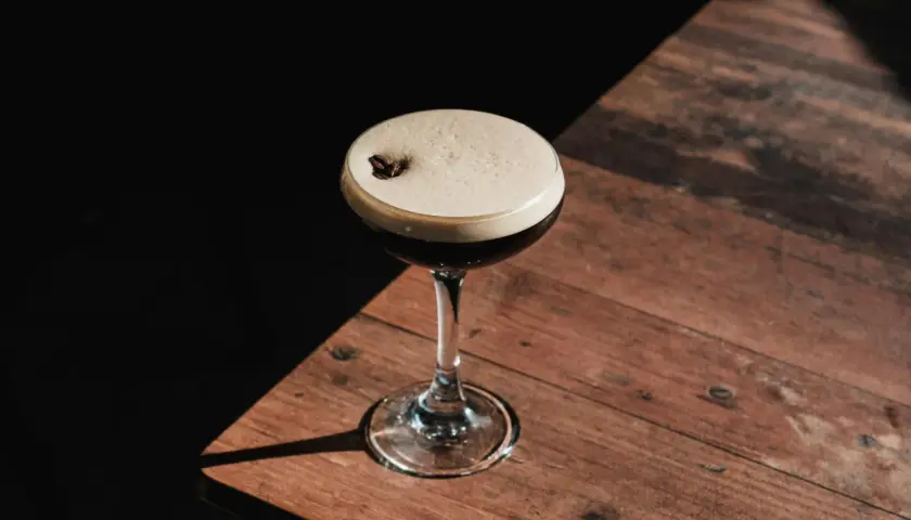Elegancki Espresso Martini z pianką i ziarnem kawy. Idealny przepis na ten klasyczny drink.