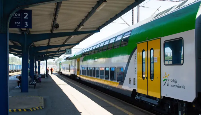Szukasz informacji, jak dojechać pociągiem do Pobierowa? Ten pociąg Kolei Mazowieckich na peronie 2/3 to Twój środek transportu.