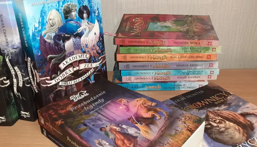 Książki fantasy dla młodzieży: "Akademia Dobra i Zła", "Opowieści z Narnii" i inne magiczne historie.