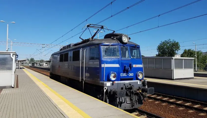 Lokomotywa EU07-360 na stacji, gotowa do podróży. Ep 07.