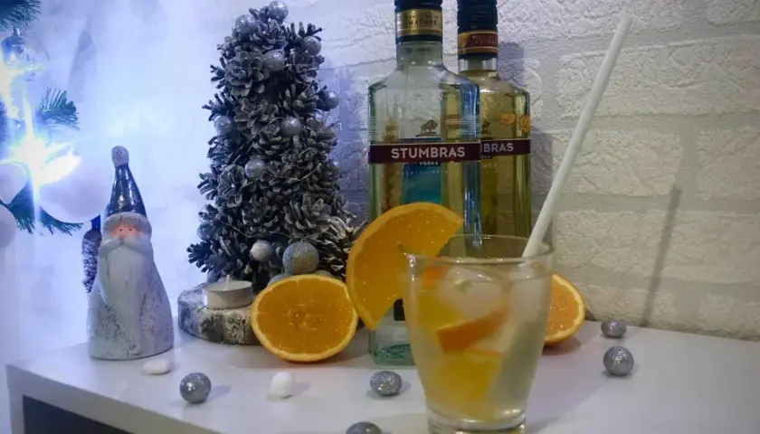 Świąteczny nastrój z wódką Stumbras. Sprawdź, jaka jest wódka Stumbras cena i przygotuj drinka z pomarańczą.