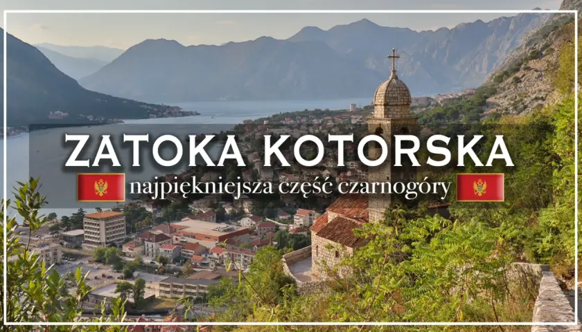 Widok na Zatokę Kotorską, z górami w tle i miastem u podnóża. Na pierwszym planie kamienna wieża kościelna.