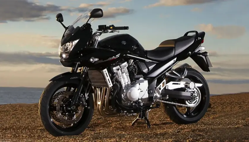 Suzuki Bandit 650 negra, lista para la aventura. Conoce su suzuki bandit 650 ficha técnica completa.