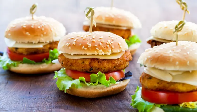 Gdzie kupić mini bułki do burgerów? Sprawdź sklepy i przepisy