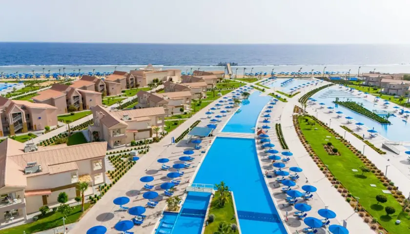 Widok z lotu ptaka na kompleks basenów i budynków hotelowych w Pickalbatros Marsa Alam.
