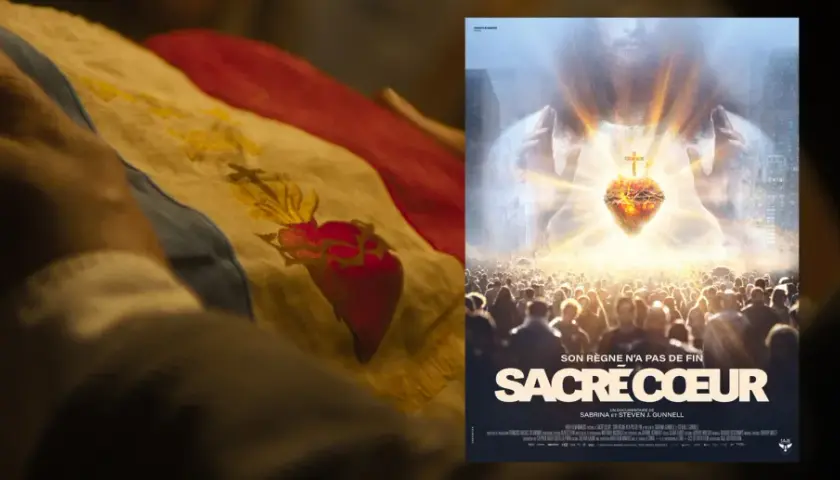 Dłoń trzyma flagę z Sercem Jezusa. Obok plakat filmu "Sacré Cœur", przypominający o dniach których nie znamy.