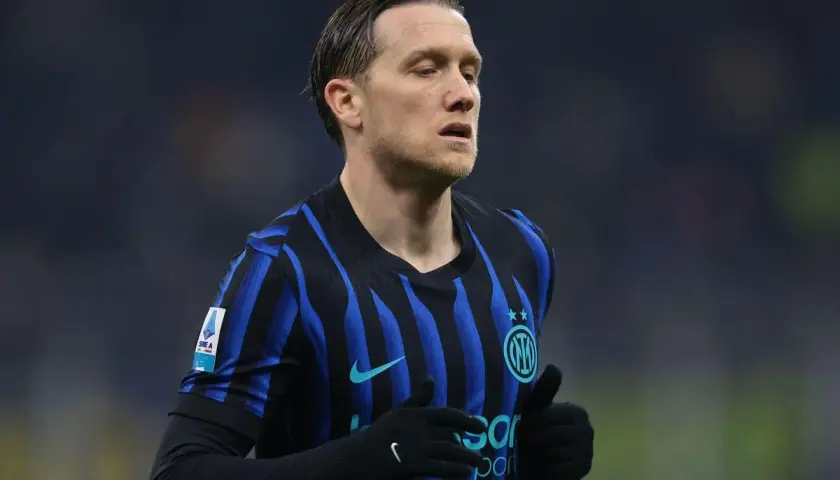Piłkarz Interu Mediolan w czarno-niebieskiej koszulce, gotowy do gry przeciwko Lazio.