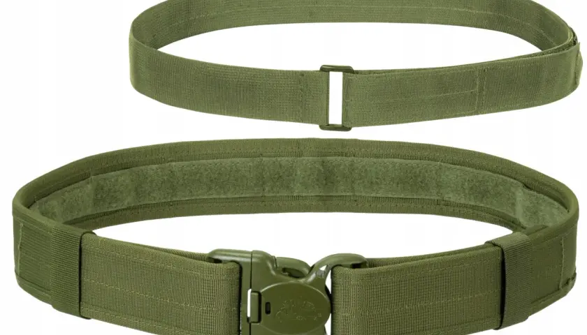 Pas Helikon Defender w kolorze oliwkowym, z solidną klamrą i rzepem. Idealny dla każdego, kto ceni sobie wytrzymałość i funkcjonalność.