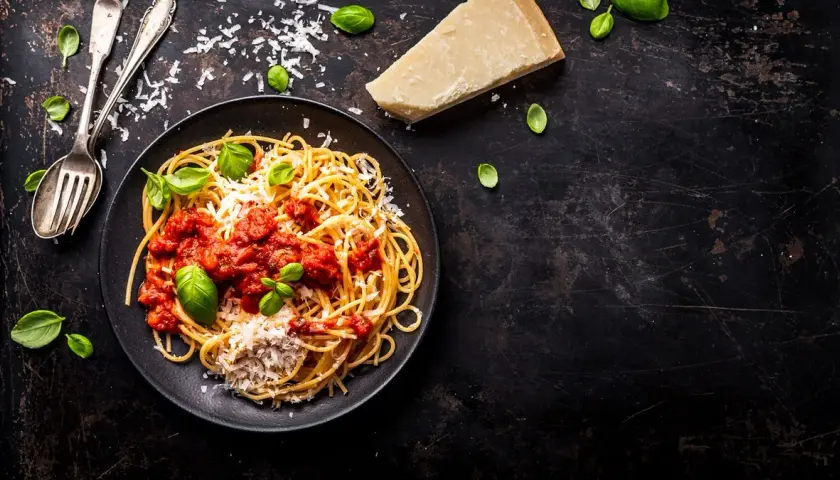 Ile kalorii ma porcja spaghetti? Sprawdź, co wpływa na kaloryczność