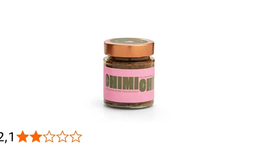 Frasco de vidrio con salsa chimichurri tradicional, etiqueta rosa con letras verdes y tapa dorada.