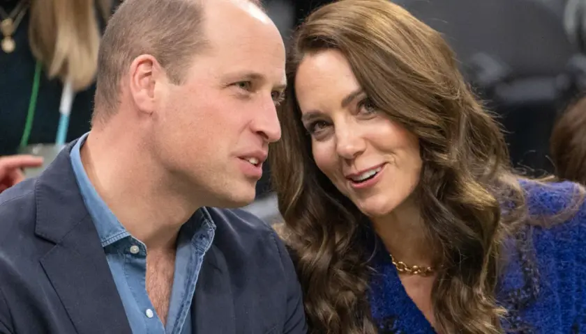 Księżna Kate w czwartej ciąży, uśmiechnięta, rozmawia z księciem Williamem.