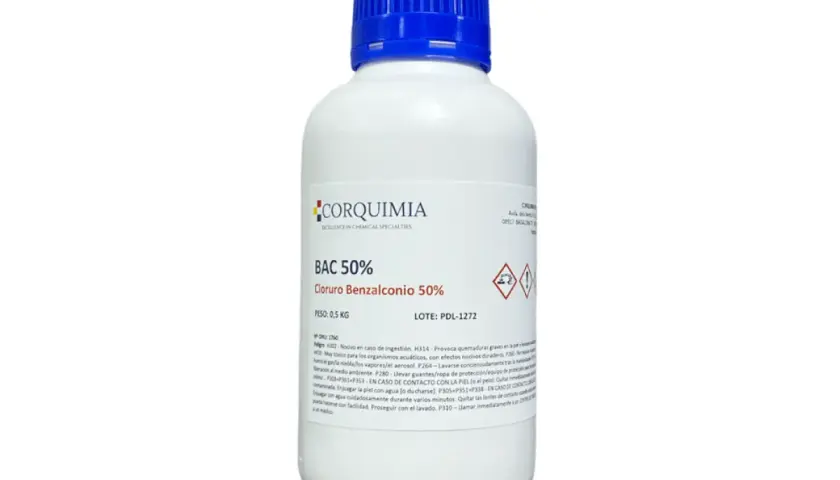 Botella blanca con tapa azul de Corquimia, etiqueta con "Cloruro Benzalconio 50%".