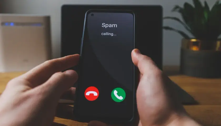 Telefon pokazuje "Spam calling...". Zastanawiasz się, jak zablokować niechciane połączenie.