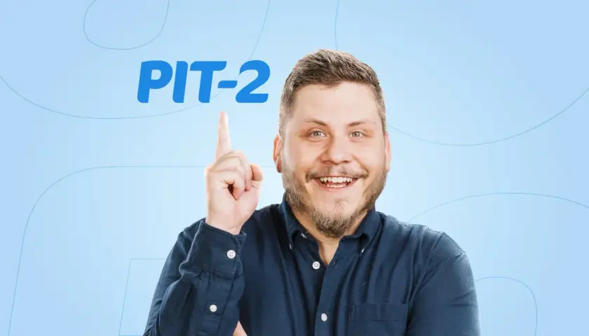 Uśmiechnięty mężczyzna wskazuje palcem na napis "PIT-2". Czy to dla Ciebie?