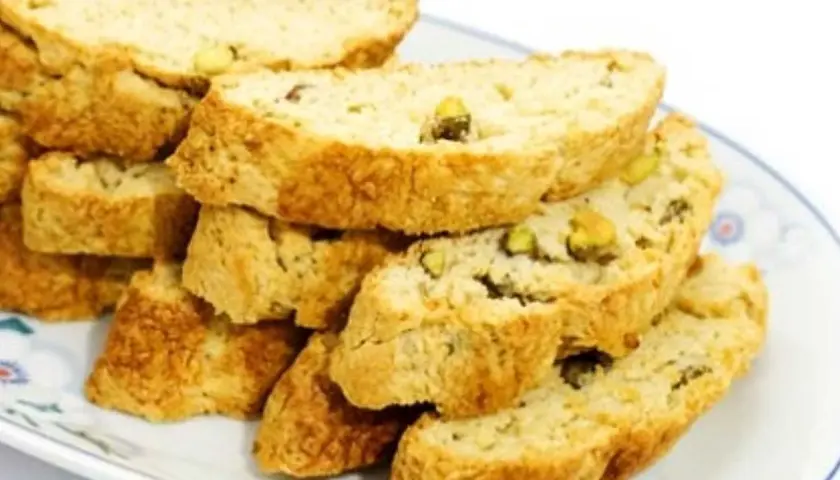 En hög med gyllene skorpor med pistagenötter, perfekta för ett enkelt skorpor recept.