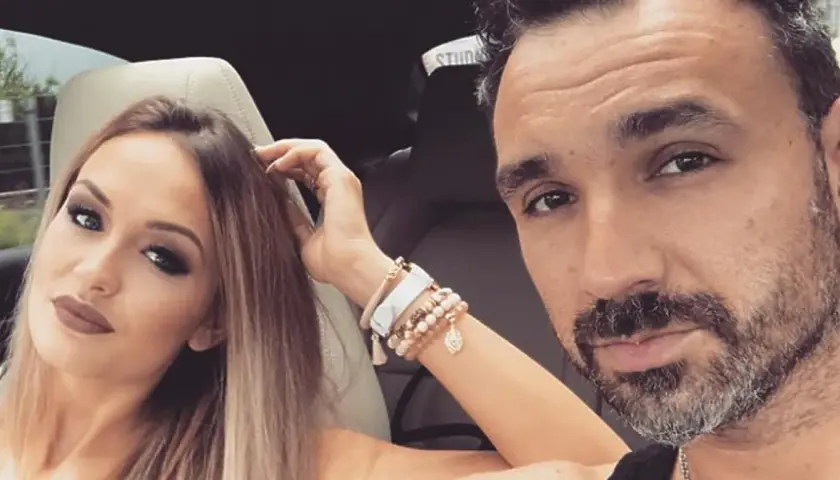 Mateusz Ziółko z żoną w samochodzie, ona poprawia włosy, on robi selfie.