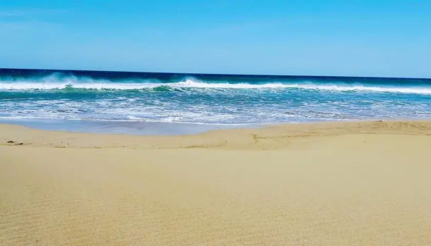 Piękne plaże Pafos z falami rozbijającymi się o brzeg. Idealne miejsce na relaks.