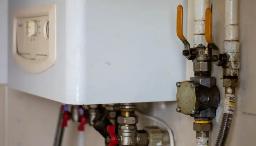 Instalacja pieca gazowego: widok na zawory i przyłącza. Dowiedz się, ile kosztuje instalacja pieca gazowego.