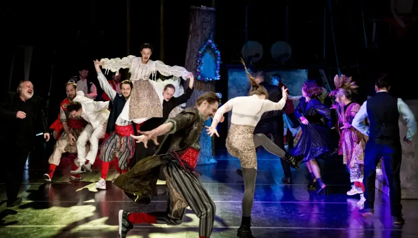 Scena teatralna z ludźmi w strojach ludowych. Wesele, co symbolizuje chocholi taniec, to chaos i utrata kontroli.