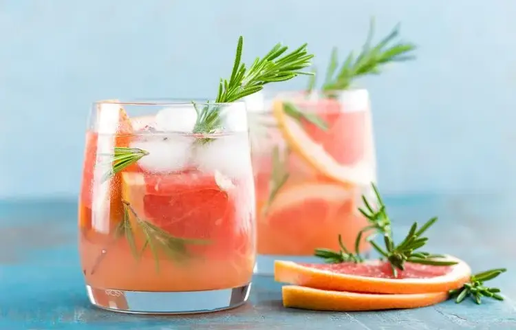 Orzeźwiający drink z sokiem grejpfrutowym na letnie wieczory