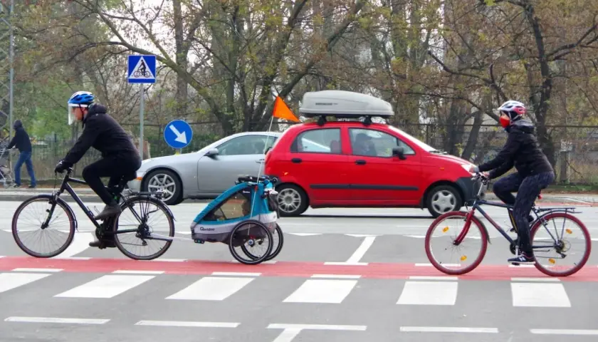 Rowerzyści na pasach, zgodnie z przepisami, mają pierwszeństwo. Samochody powinny ustąpić.