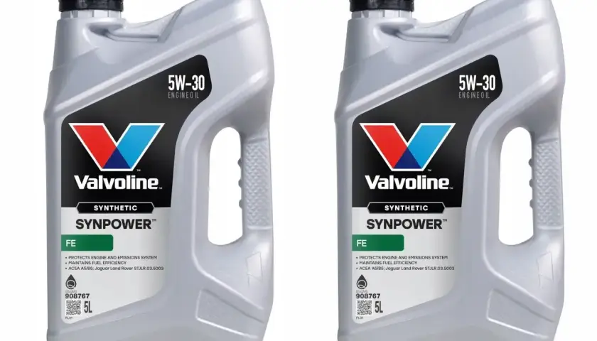 Dwa kanistry oleju Valvoline Synpower 5W-30. Zastanawiasz się, czy wybrać 0w20 czy 5w30? Ten olej syntetyczny zapewnia ochronę silnika i oszczędność paliwa.