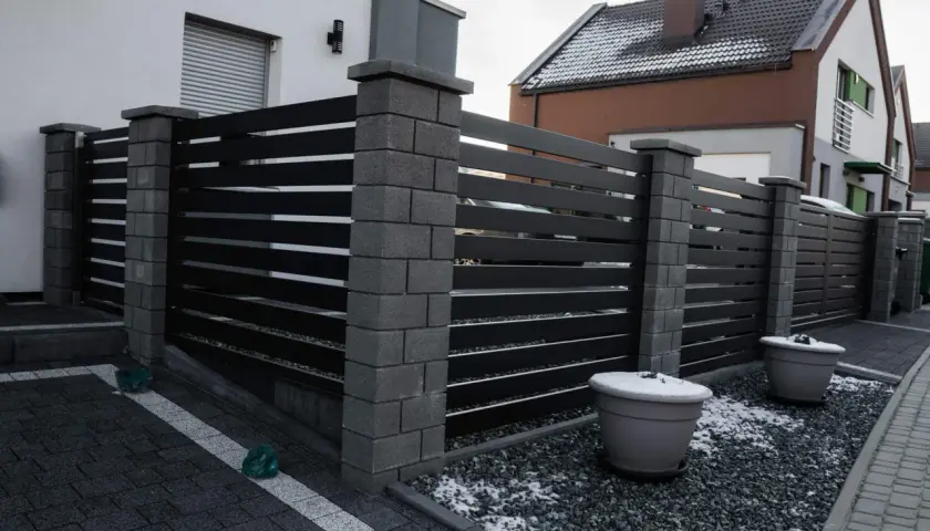 Ogrodzenie bez formalności? Poznaj przepisy i uniknij kar!
