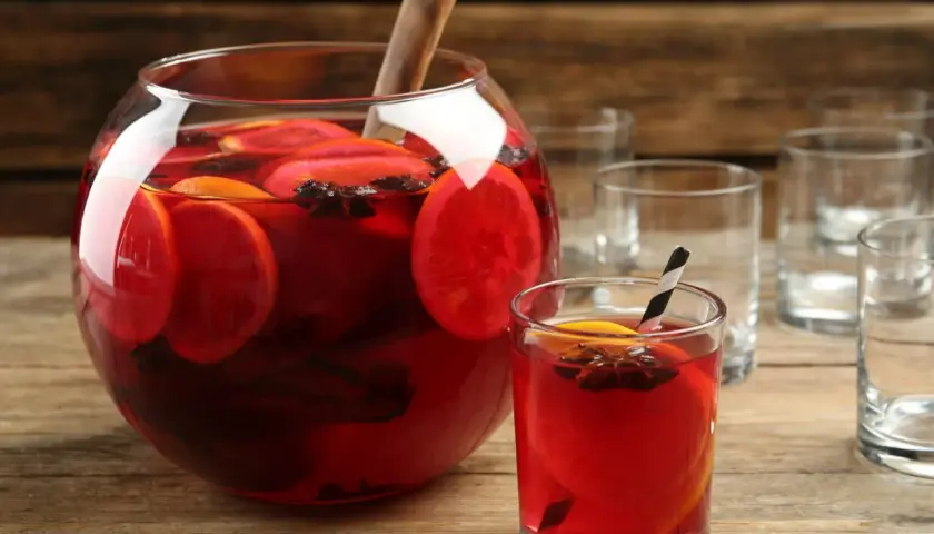 Aromaticzny poncz z pomarańczą i gwiazdkami anyżu, idealny na zimowe wieczory. Ten przepis na poncz zachwyci każdego!