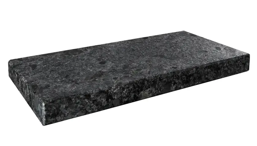Granitowy parapet w ciemnych kolorach, z widocznym ziarnistym wzorem. Idealny do nowoczesnych wnętrz.