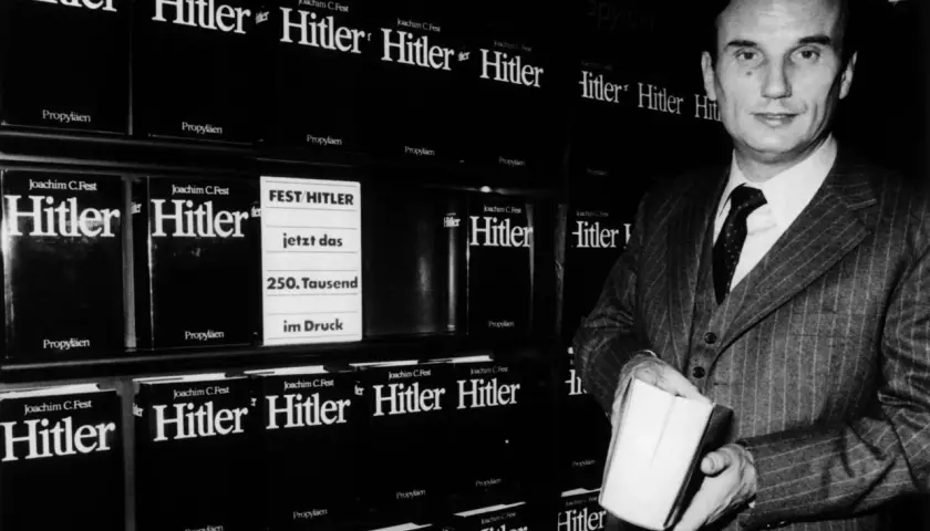 Martina Steber präsentiert Joachim C. Fests "Hitler"-Biografie, die sich 250.000 Mal verkauft hat.