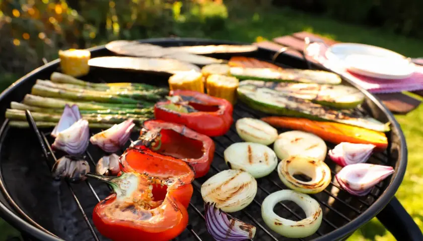 Grillowane warzywa: papryka, cukinia, szparagi, cebula, marchewka i kukurydza. Idealne do przyprawienia na grilla.