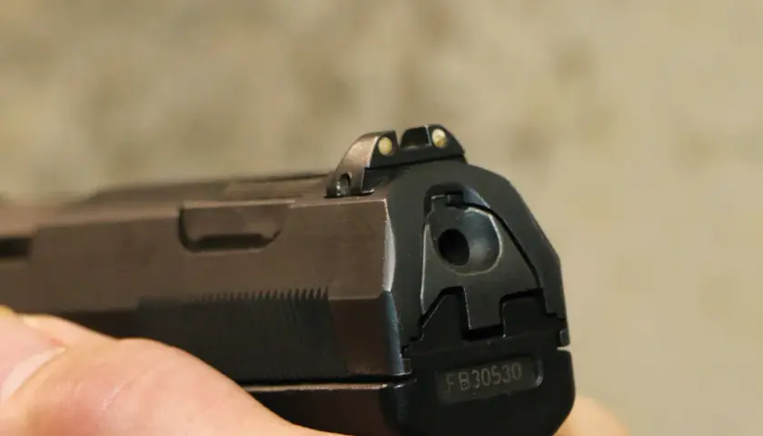Widok z tyłu na pistolet Walther P99 P.A.K. legalny, z widocznymi przyrządami celowniczymi i numerem seryjnym FB30530.