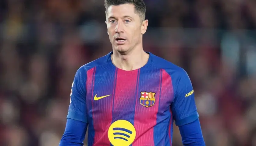 Robert Lewandowski w koszulce FC Barcelony, jeden z najnowszych transferów piłkarskich, gotowy do gry.