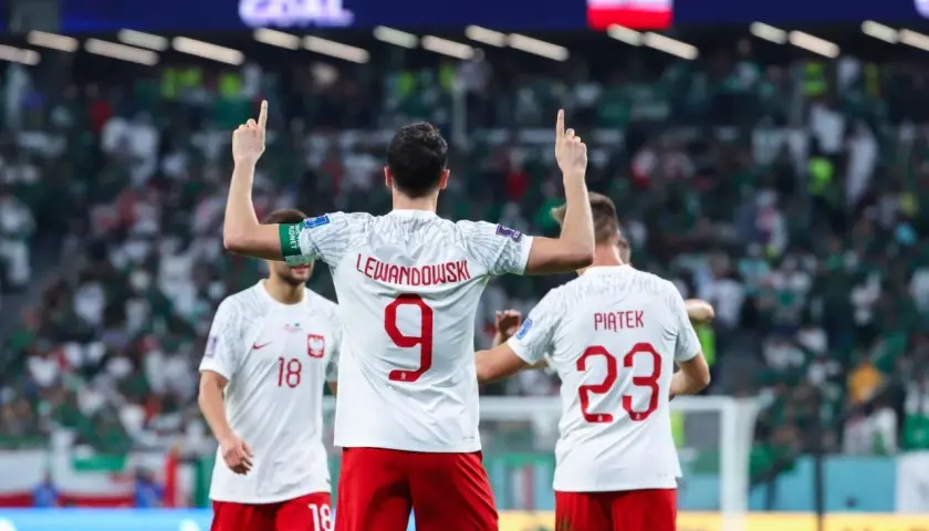 Piłkarze Polski świętują bramkę. Lewandowski z numerem 9, Piatek z 23. To właśnie jest mundial!