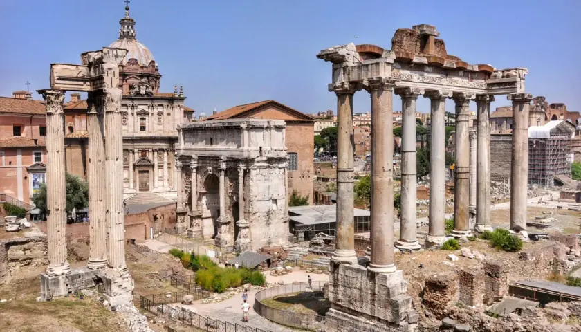 Forum Romanum, gdzie widać łuk triumfalny i kolumny, to jedne z najważniejszych zabytków Rzymu.