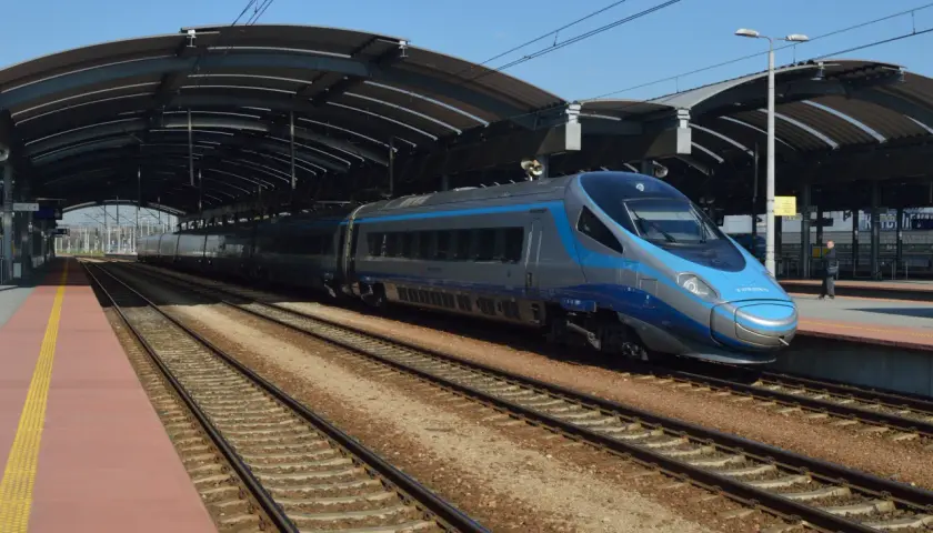 Pendolino na peronie, gotowe do podróży. Zastanawiasz się, jak szybko jedzie pendolino? Już wkrótce się przekonasz!