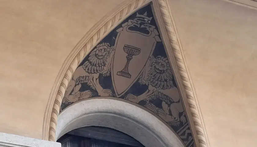Affresco con leoni rampanti e calice, dettaglio architettonico del quartiere Coppedè.