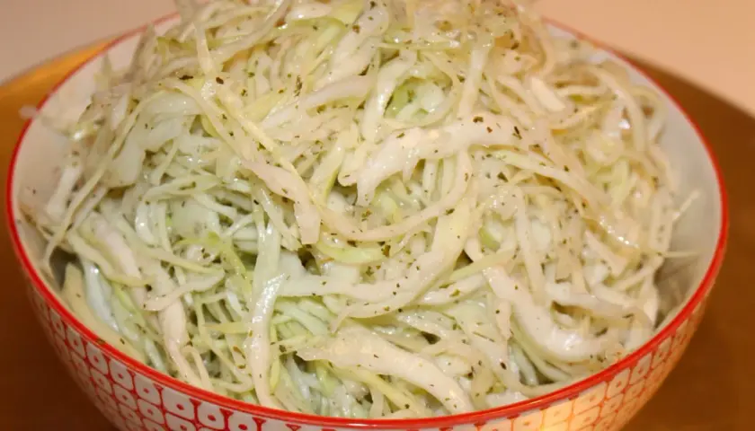 En skål med krispig vitkålssallad, perfekt för ett enkelt vitkål recept. Kryddad med örter och en krämig dressing.