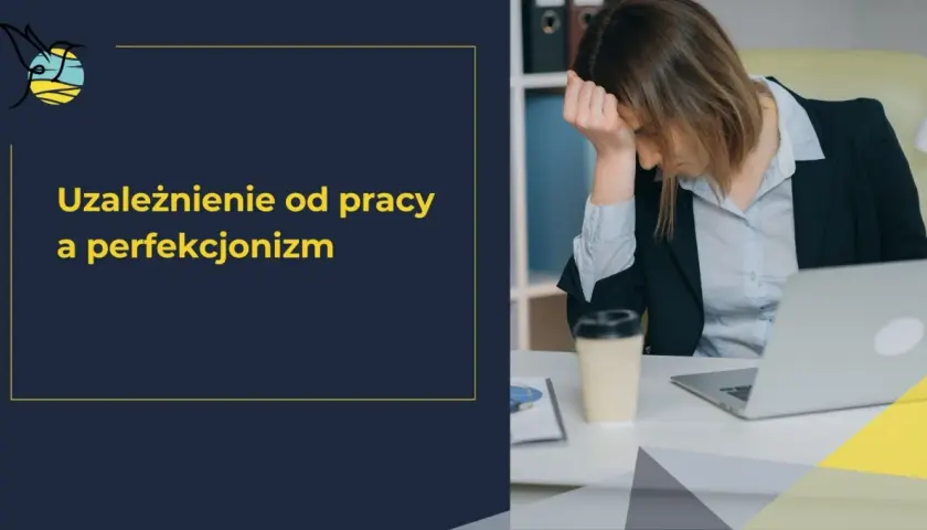 Zmęczona kobieta z ręką na czole, przy biurku z laptopem i kawą. Temat: uzależnienie od pracy i perfekcjonizm.