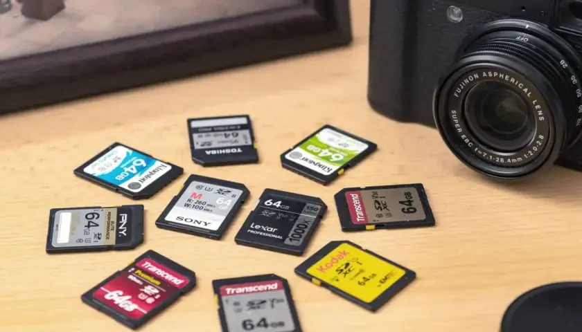 Viele SD-Karten mit 64 GB Speicherplatz liegen neben einer Kamera. Was ist das? Kleine Speicherwunder für Fotos und Videos!
