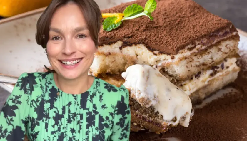 Uśmiechnięta Ania gotuje pyszne tiramisu. Kremowy deser z kakao i biszkoptami wygląda apetycznie.