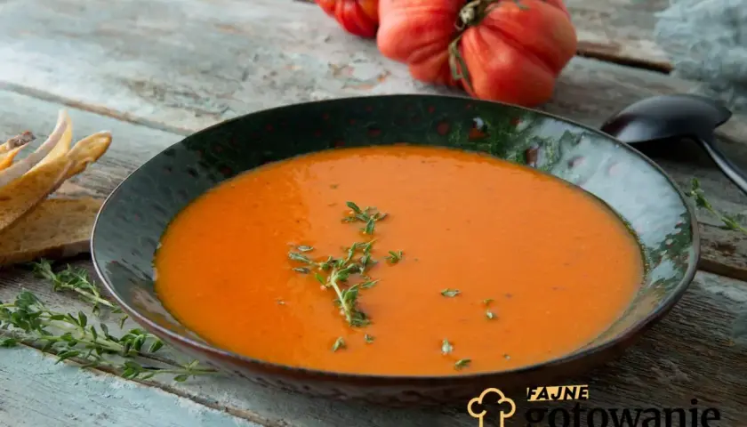 Aksamitna zupa pomidorowa, idealna na chłodne dni. Ten przepis na zupę pomidorową zachwyci każdego. Podana z grzankami i świeżym tymiankiem.