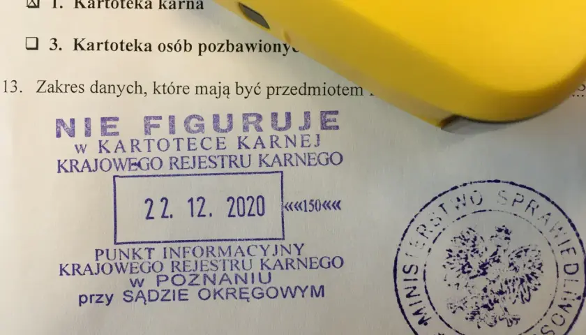 Pieczątka "NIE FIGURUJE w KARTOTECE KARNEJ KRAJOWEGO REJESTRU KARNEGO" z datą 22.12.2020.