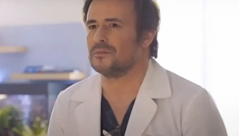 Bartosz Opani w białym kitlu, jakby przygotowywał się do roli w jednym z filmów.