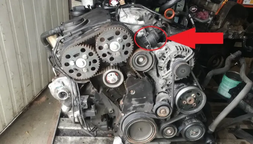 Silnik 2.0 TDI. Czerwona strzałka wskazuje potencjalną przyczynę braku mocy na niskich obrotach - zawór EGR.