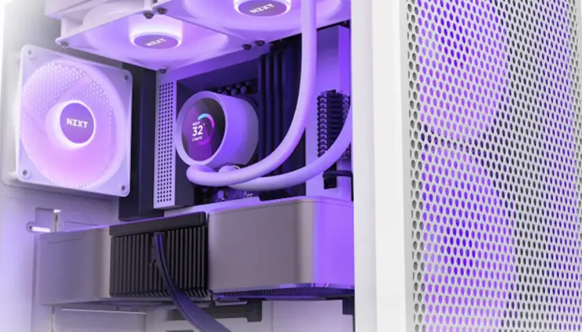 Ein PC mit AIO-Wasserkühlung und RGB-Lüftern. Die AIO-Wasserkühlung zeigt 32°C an. Ein Vergleich zwischen AIO vs. Air Cooler ist hier visuell dargestellt.